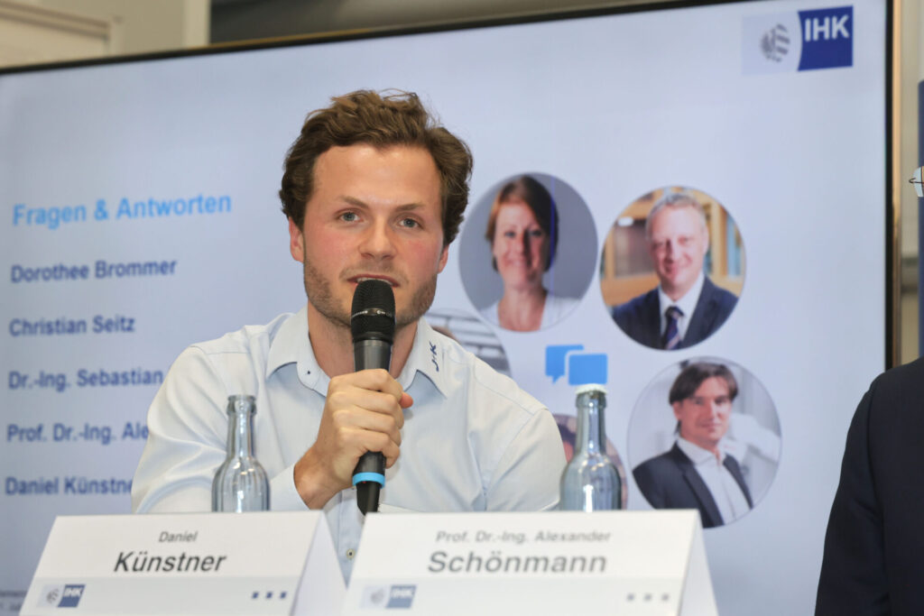 Dorothee Brommer moderiert die Podiumsdiskussion zu humanoider Robotik beim IHK-Wirtschaftsempfang 2026 in Altdorf
