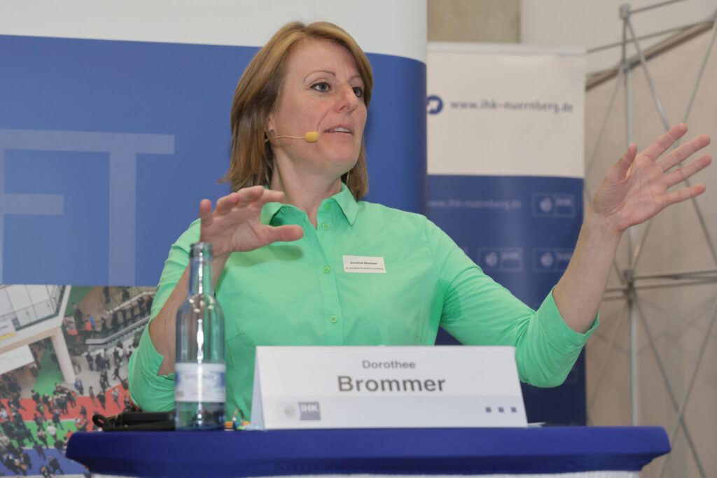 Dorothee Brommer moderiert die Podiumsdiskussion zu humanoider Robotik beim IHK-Wirtschaftsempfang 2026 in Altdorf